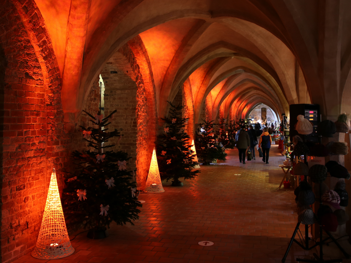 Weihnachtsmarkt Stralsund Kunsthandwerk im historischen Gewölbekeller des Rathauses Stralsund