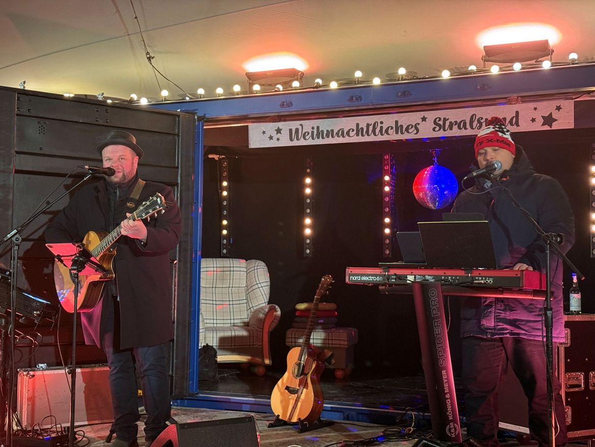 Das Kulturzelt auf dem Stralsunder Weihnachtsmarkt bietet Gästen ein kostenfreies Programm aus Konzerten, Lesungen und vieles mehr.
