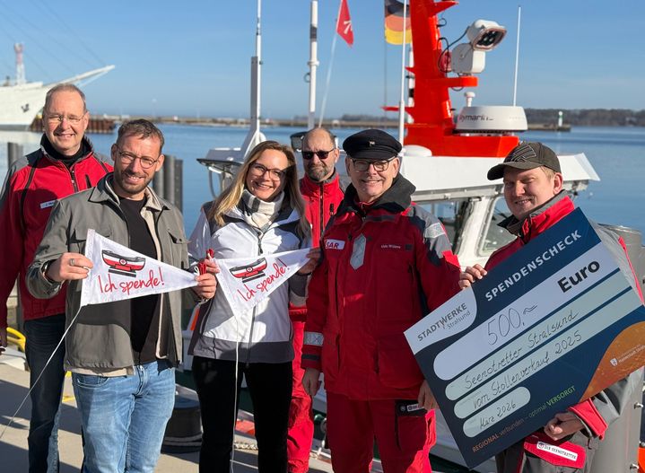 Bäckerei Krämer und die Stadtwerke Stralsund übergeben die im Rahmen des Stralsunder Weihnachtsmarktes gesammelten Spenden an die Seenotretter Stralsund.