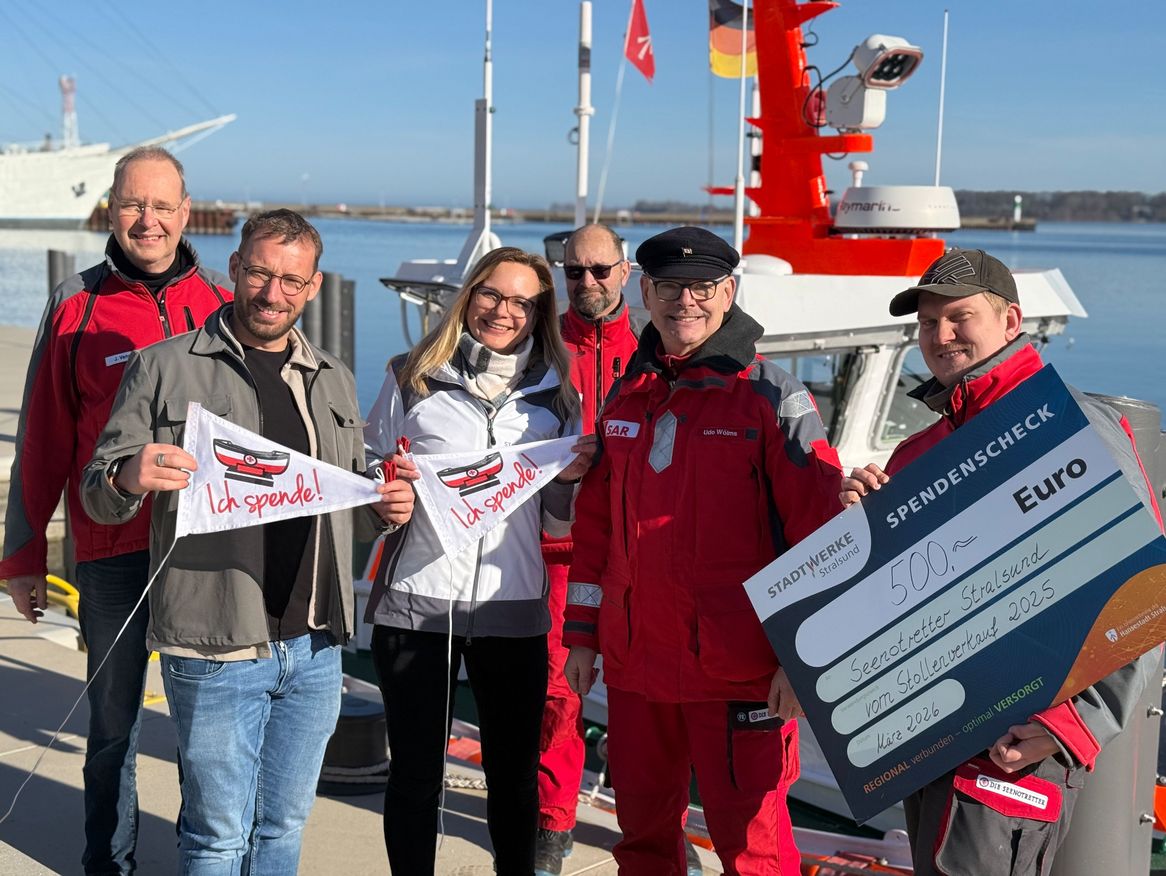 Bäckerei Krämer und die Stadtwerke Stralsund übergeben die im Rahmen des Stralsunder Weihnachtsmarktes gesammelten Spenden an die Seenotretter Stralsund.