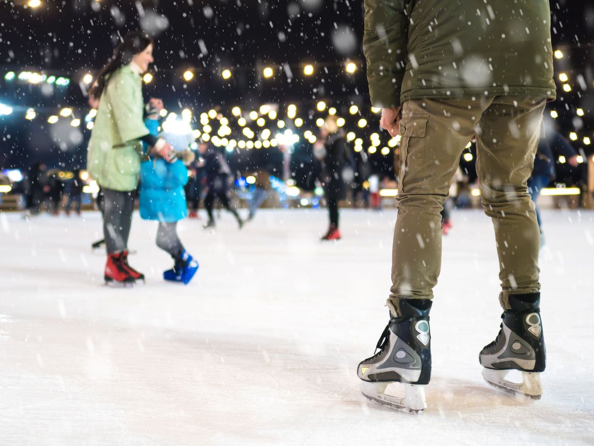 Die Eisbahn auf dem Neuen Markt lockt Groß und Klein zum Eislaufvergnügen auf den Neuen Markt in Stralsund.