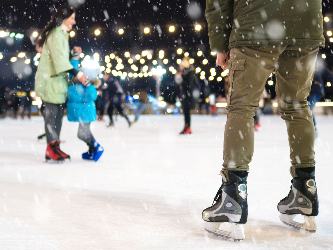 Die Eisbahn auf dem Neuen Markt lockt Groß und Klein zum Eislaufvergnügen auf den Neuen Markt in Stralsund.