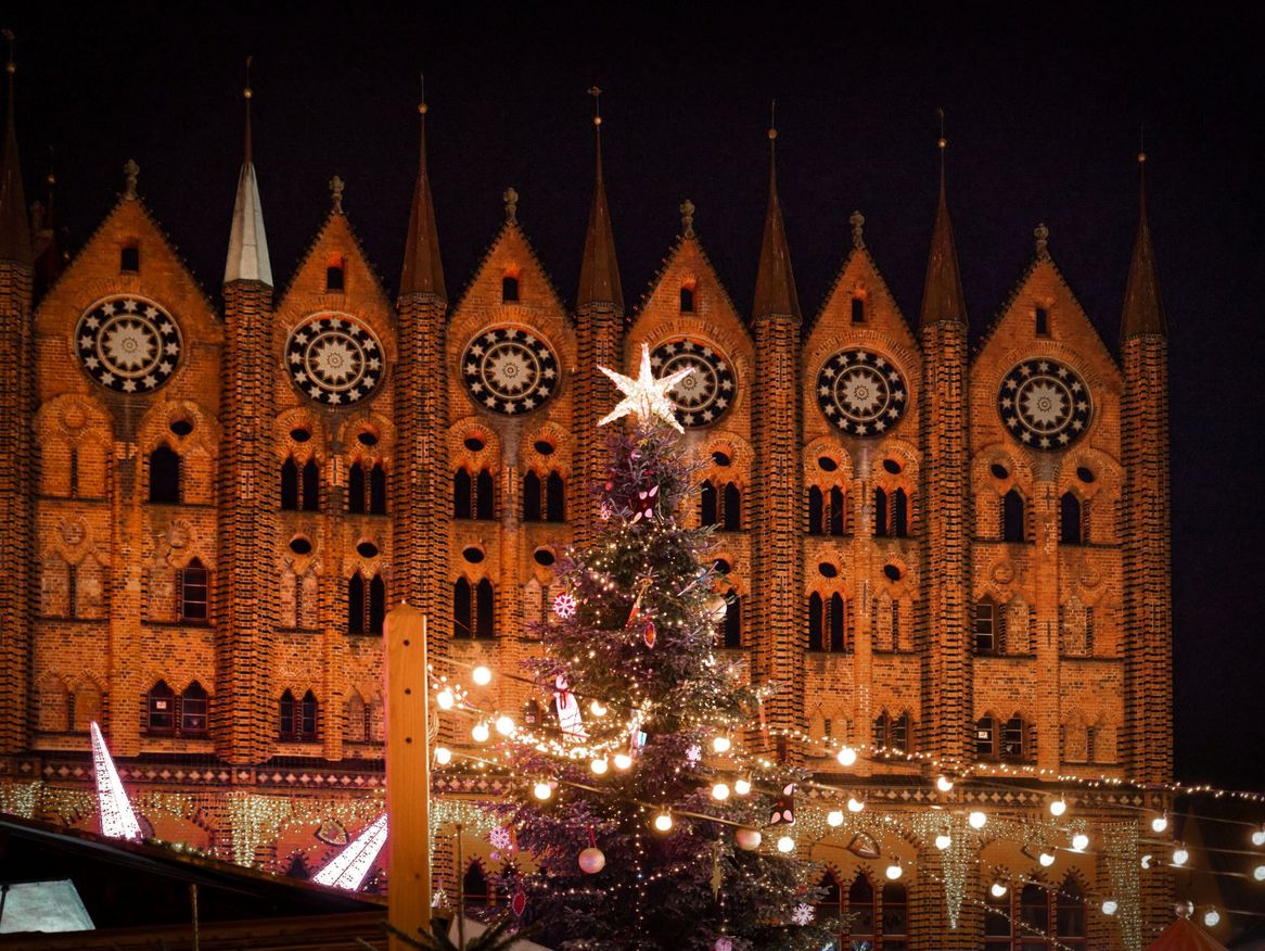 Vom 23. November bis zum 31. Dezember 2026 lädt das Kulturzelt des Stralsunder Weihnachtsmarktes mit über 50 Konzerten, Shows, Lesungen, Mitmachaktionen und dem traditionellen Weihnachtssingen zu abwechslungsreichen Adventsmomenten für die ganze Familie ein.