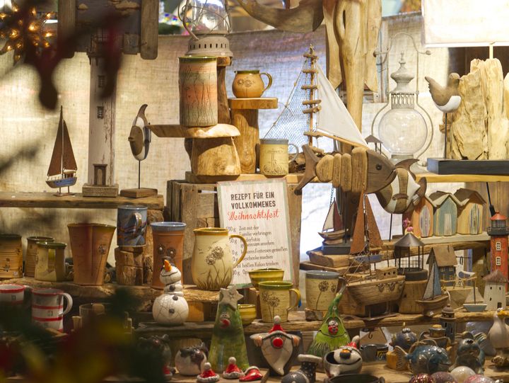 Rathauskeller Stralsund Geschenke aus Ton und Holz auf dem Stralsunder Weihnachtsmarkt