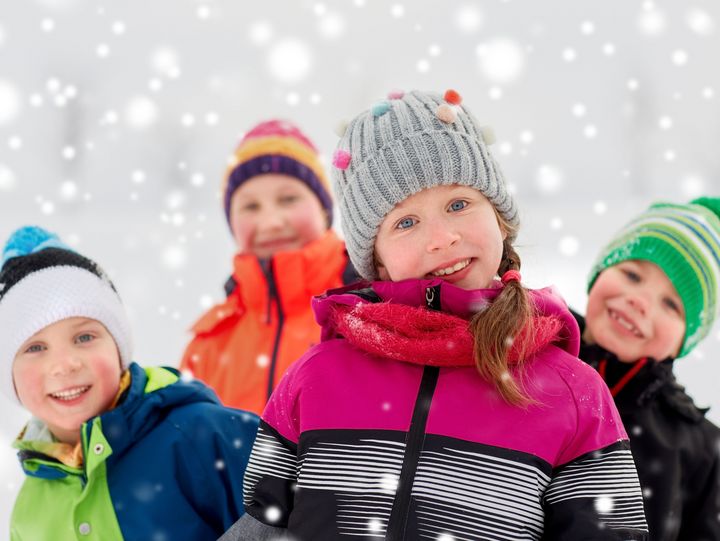 Eisbahn auf dem Stralsunder Weihnachtsmarkt Schulklassen dürfen auf der Eisbahn des Stralsunder Weihnachtsmarktes kostenfrei Schlittschuhe fahren.