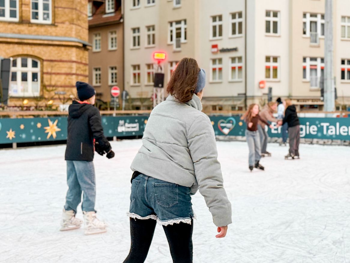 Auf dem Stralsunder Weihnachtsmarkt können kleine und große Besucher täglich ihre Runden auf der großen Eisbahn drehen. Schulklassen fahren sogar kostenfrei.