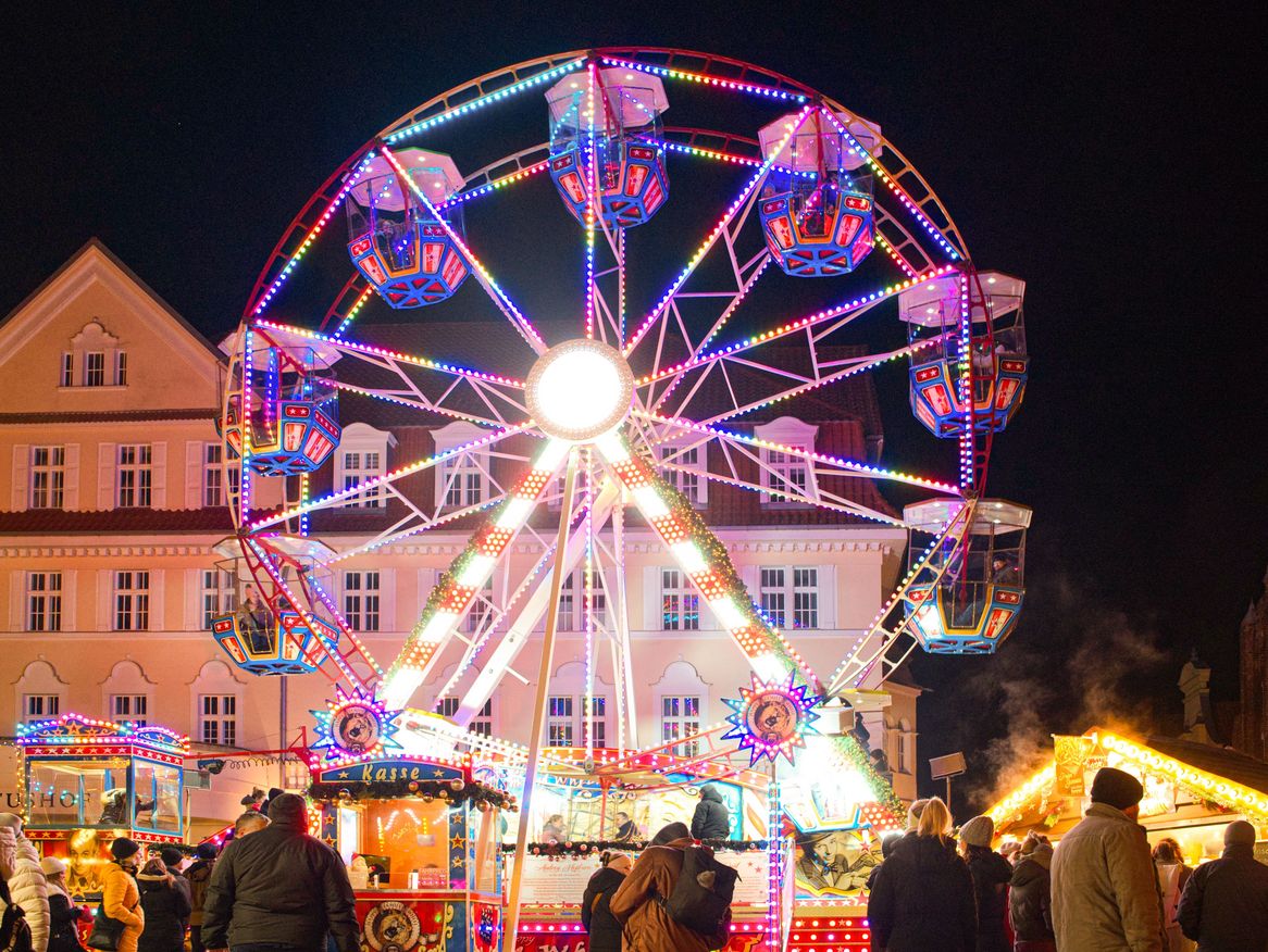 Zahllose Leckereien, Fahrgeschäfte und Veranstaltungen laden auf dem Stralsunder Weihnachtsmarkt zum Verweilen ein.
