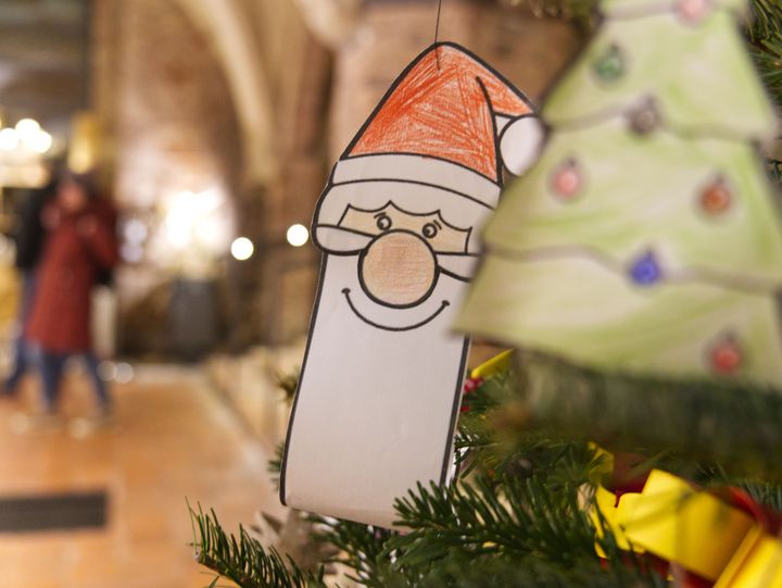 Rathauskeller Stralsunder Weihnachtsmarkt Kitas aus der Stadt und Region haben die Tannenbäume im Stralsunder Rathauskeller liebevoll geschmückt.