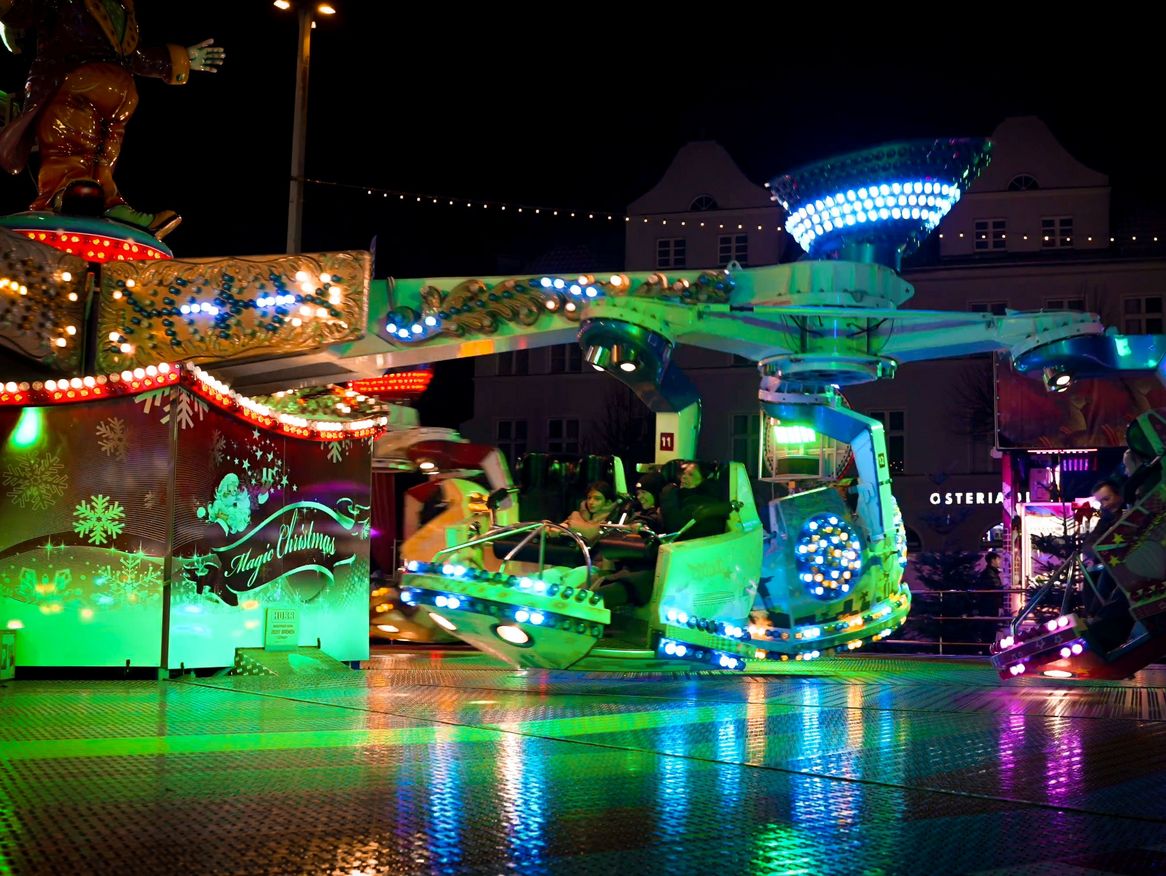 Die Fahrgeschäfte auf dem Stralsunder Weihnachtsmarkt bieten Rummelspaß für Groß und Klein.