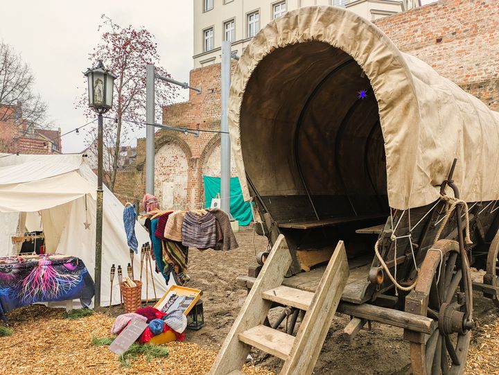 Stralsunder Weihnachtsmarkt Johanneskloster Verkauf handgemachter Waren auf dem historischen Weihnachtsmarkt im Johanneskloster Stralsund