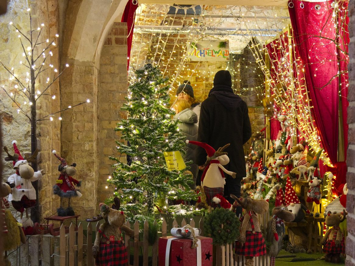 Weihnachtsdekoration und handgemachte Geschenke auf dem Stralsunder Weihnachtsmarkt.