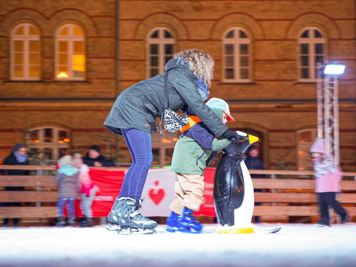 Auf dem Neuen Markt in Stralsund laden die Eisbahn und zahlreiche Fahrgeschäfts zu Spaß für Groß und Klein ein.