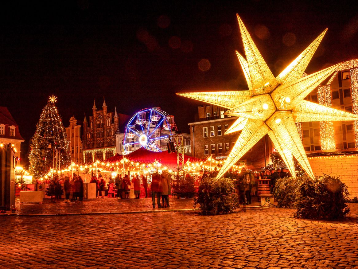 Auf dem Alten Markt in Stralsund lädt das Kulturzelt zu kostenfreien Konzerten und Lesungen ein.