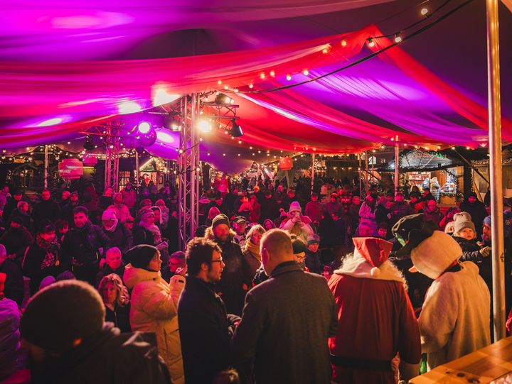 Kulturzelt auf dem Stralsunder Weihnachtsmarkt Das Kulturzelt mit einem vielseitigen Musikprogramm lädt zum Verweilen ein auf dem Stralsunder Weihnachtsmarkt.