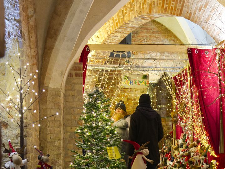 Weihnachtsdekoration und handgemachte Geschenke auf dem Stralsunder Weihnachtsmarkt.