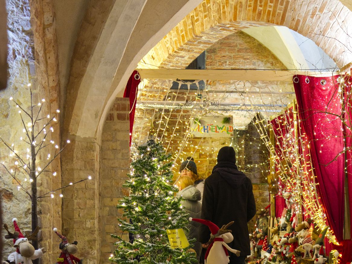 Weihnachtsdekoration und handgemachte Geschenke auf dem Stralsunder Weihnachtsmarkt.