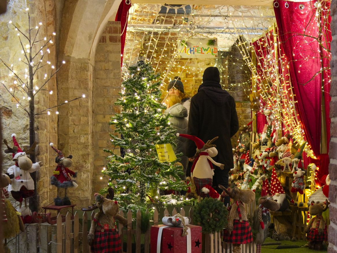 Weihnachtsdekoration und handgemachte Geschenke auf dem Stralsunder Weihnachtsmarkt.