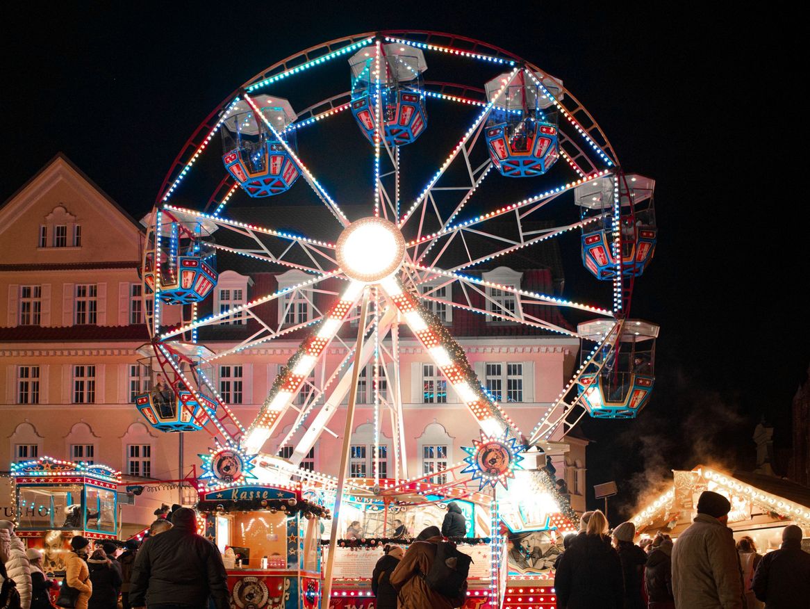 Vor der eindrucksvollen Kulisse des historischen Rathauses wird der Alte Markt zum stimmungsvollen Treffpunkt für Musik-, Kultur- und Weihnachtsfans. 