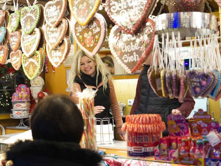 Stralsunder Weihnachtsmarkt Neuer Markt auf dem Stralsunder Weihnachtsmarkt und Rummel und weihnachtlichen Leckereien