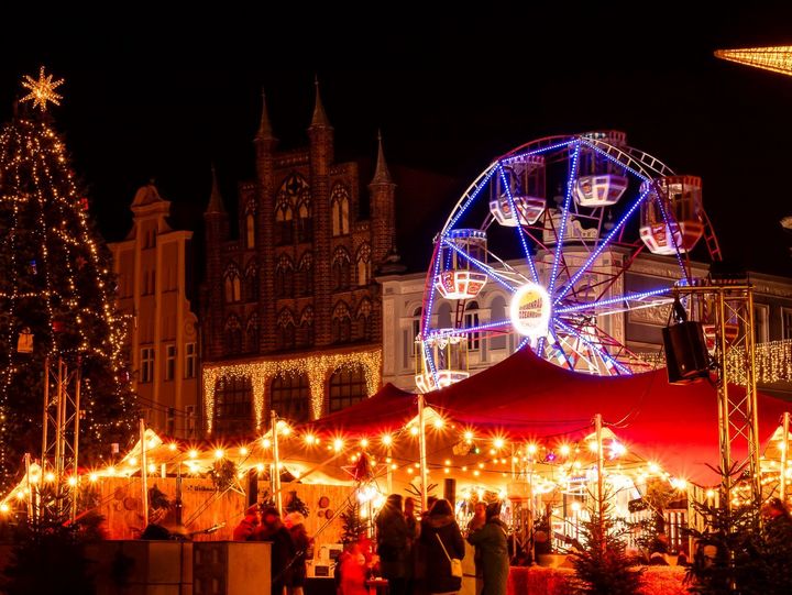 Stralsunder Weihnachtsmarkt Beschauliches Treiben auf dem Alten Markt in Stralsund