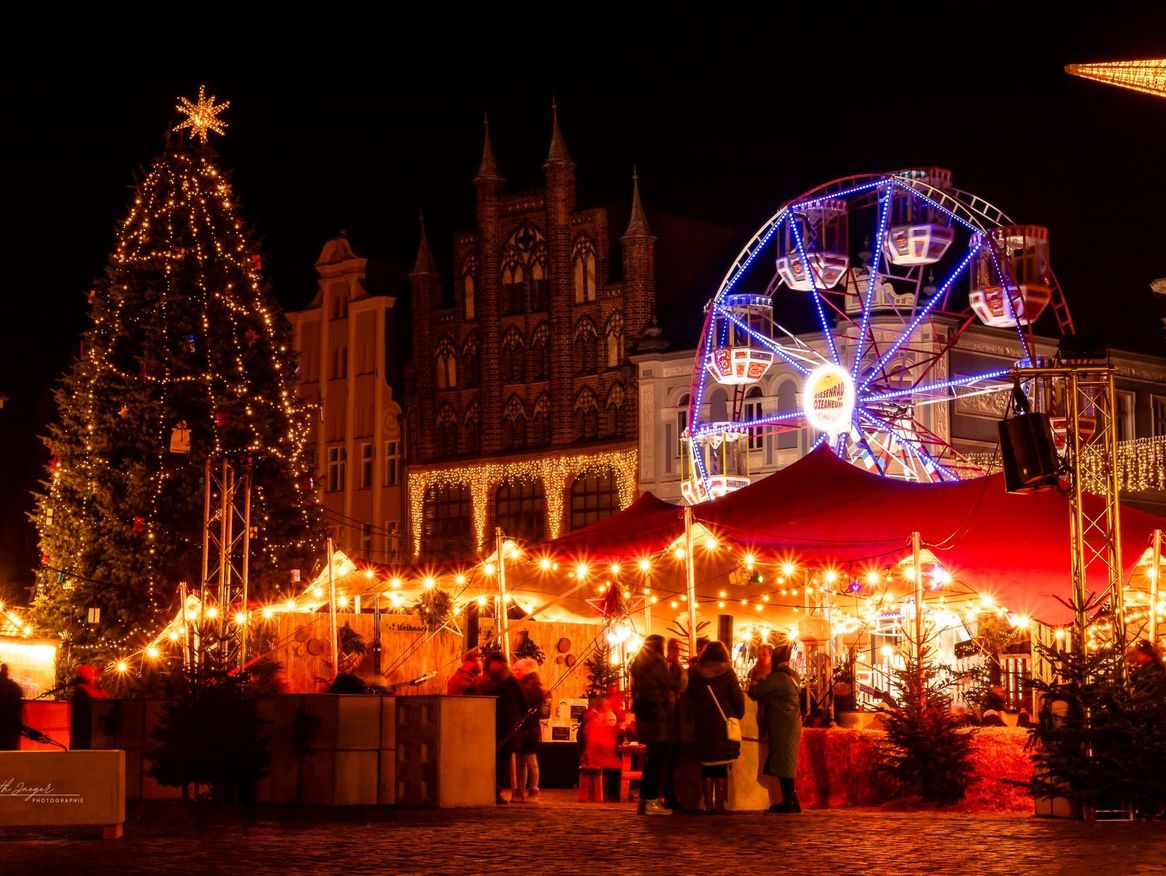 Beschauliches Treiben auf dem Alten Markt in Stralsund